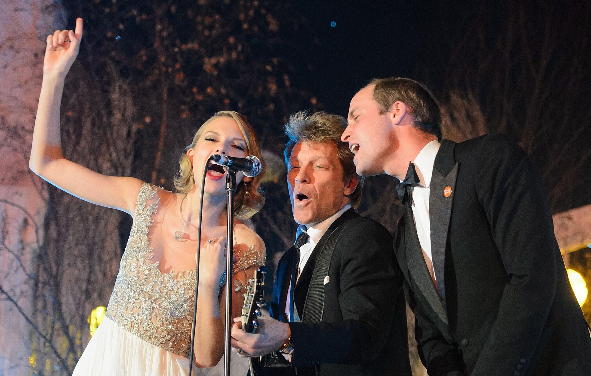 Britain's Prince William, Duke of Cambridge, (R) sings with US musicians Taylor Swift (L) and Jon Bon Jovi (C) at the Centrepoint Gala Dinner at Kensington Palace in London, on November 26, 2013. - Sputnik International, 1920, 05.12.2021