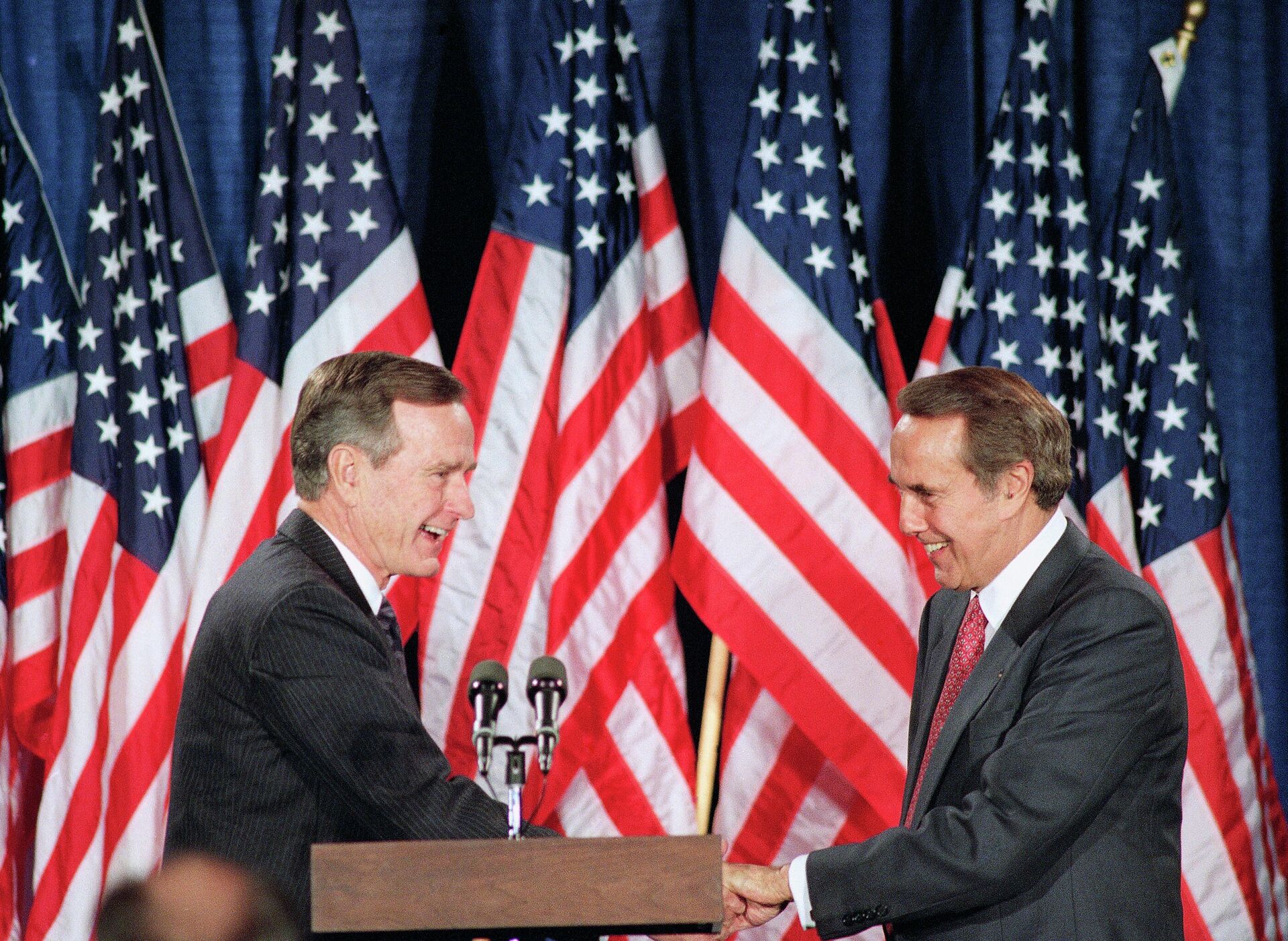 President George H.W. Bush, left, and Senate Minority Leader Bob Dole of Kansas shake hands at a dinner hosted by Dole in the president's honor in Washington, Nov. 10, 1992.  - Sputnik International, 1920, 05.12.2021