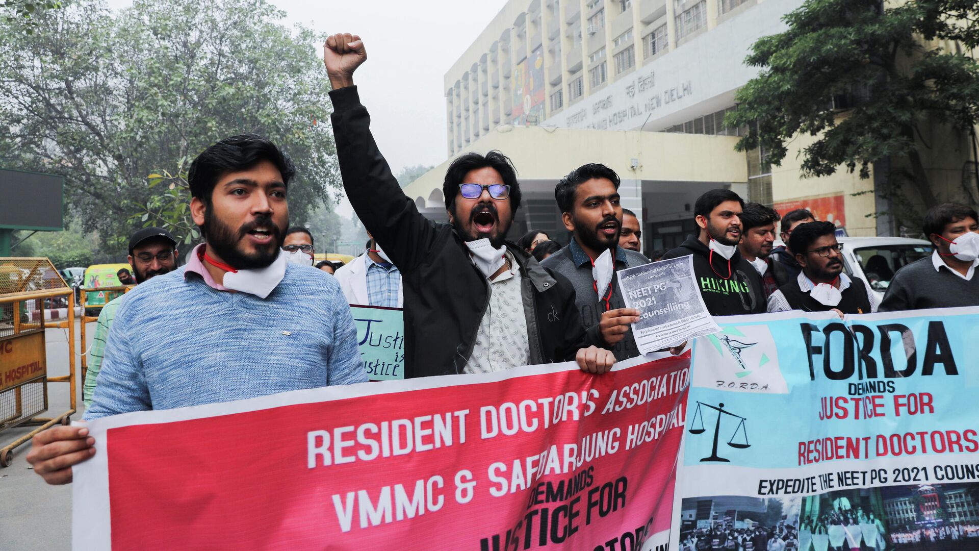 Resident doctors of the Centre-run Safdarjung Hospital participate in a protest called by the Federation of Resident Doctors' Association (FORDA) over the delay in National Eligibility cum Entrance Test Postgraduate (NEET-PG) 2021 counselling, at the hospital in New Delhi, India, December 3, 2021 - Sputnik International, 1920, 06.12.2021