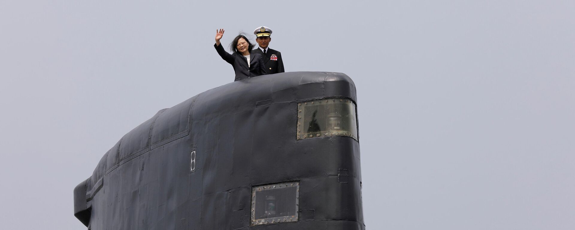 Taiwan President Tsai Ing-wen waves as she boards Hai Lung-class submarine (SS-794) during her visit to a navy base in Kaohsiung, Taiwan 21 March 2017.  - Sputnik International, 1920, 06.12.2021