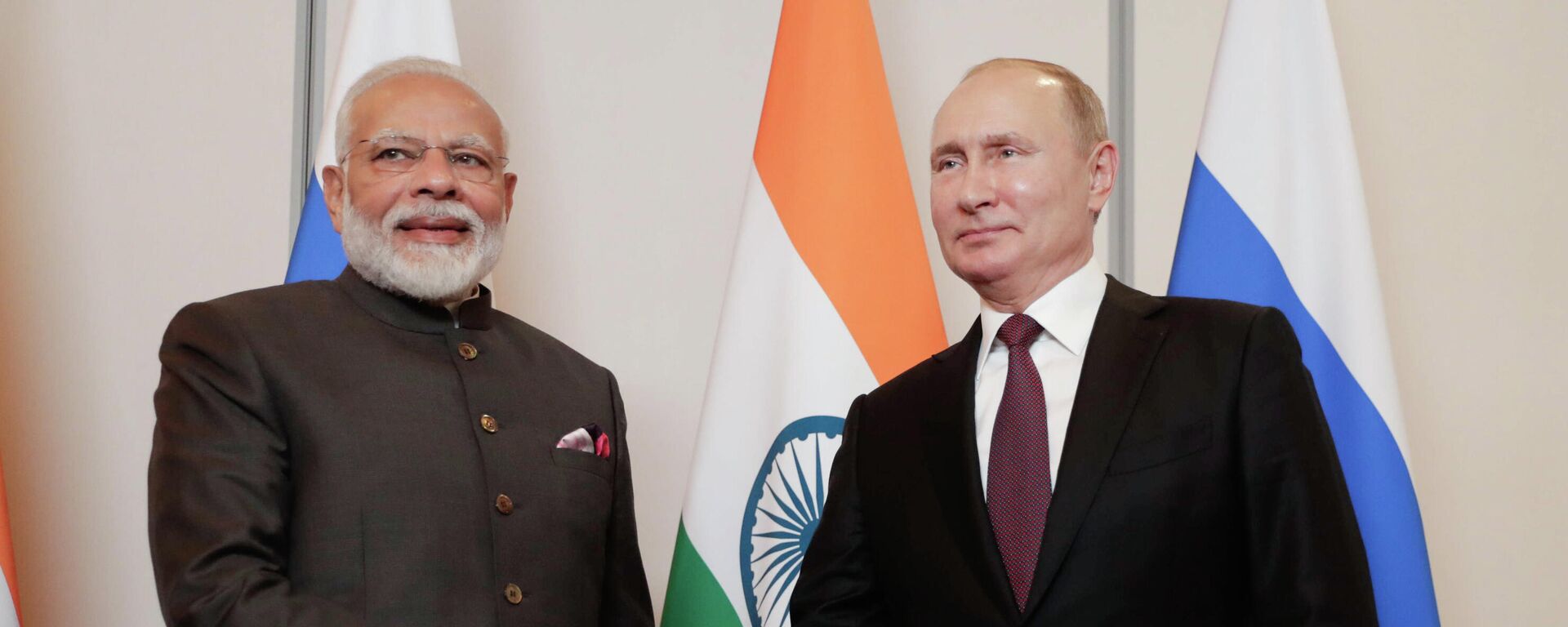 India's Prime Minister Narendra Modi, left, shakes hands with Russia's President Vladimir Putin (File) - Sputnik International, 1920, 05.09.2022