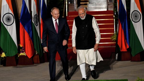 India's Prime Minister Narendra Modi (R) with Russian President Vladimir Putin before a meeting at Hyderabad House in New Delhi on December 6, 2021 - Sputnik International