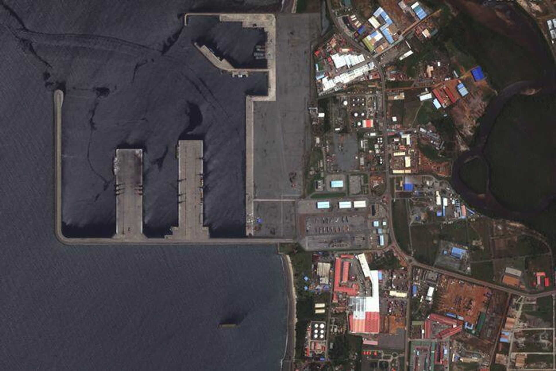 A satellite image taken earlier this year shows the Chinese-built deep-water port at Bata, Equatorial Guinea’s largest mainland city - Sputnik International, 1920, 06.12.2021