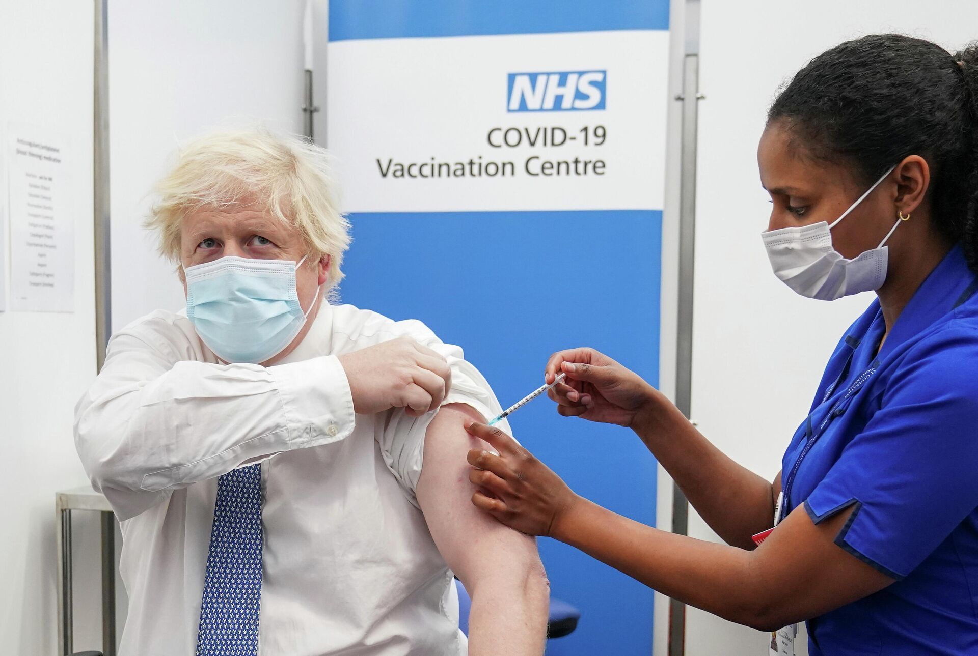 Britain's PM Johnson receives his coronavirus booster vaccination - Sputnik International, 1920, 25.12.2021