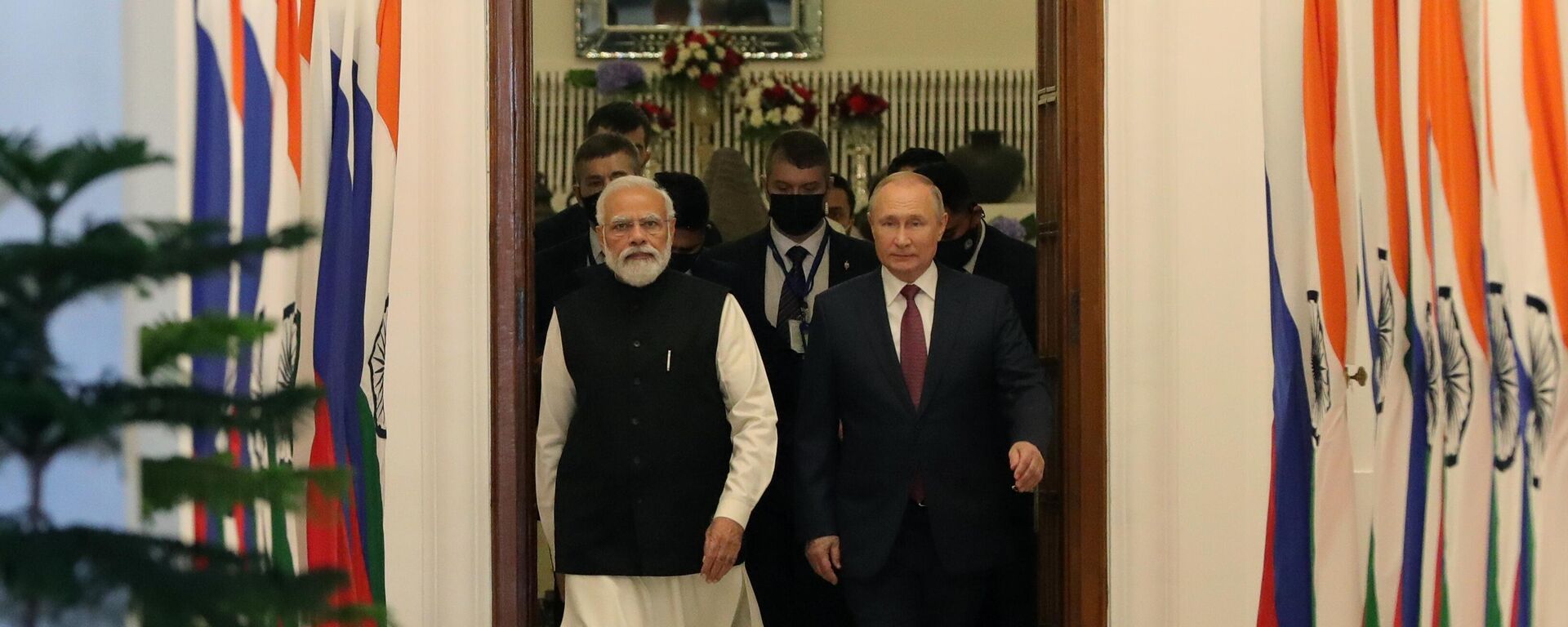  Russian President Vladimir Putin and Prime Minister of the Republic of India Narendra Modi (left) during a meeting at the Hyderabad Palace in New Delh - Sputnik International, 1920, 06.12.2021