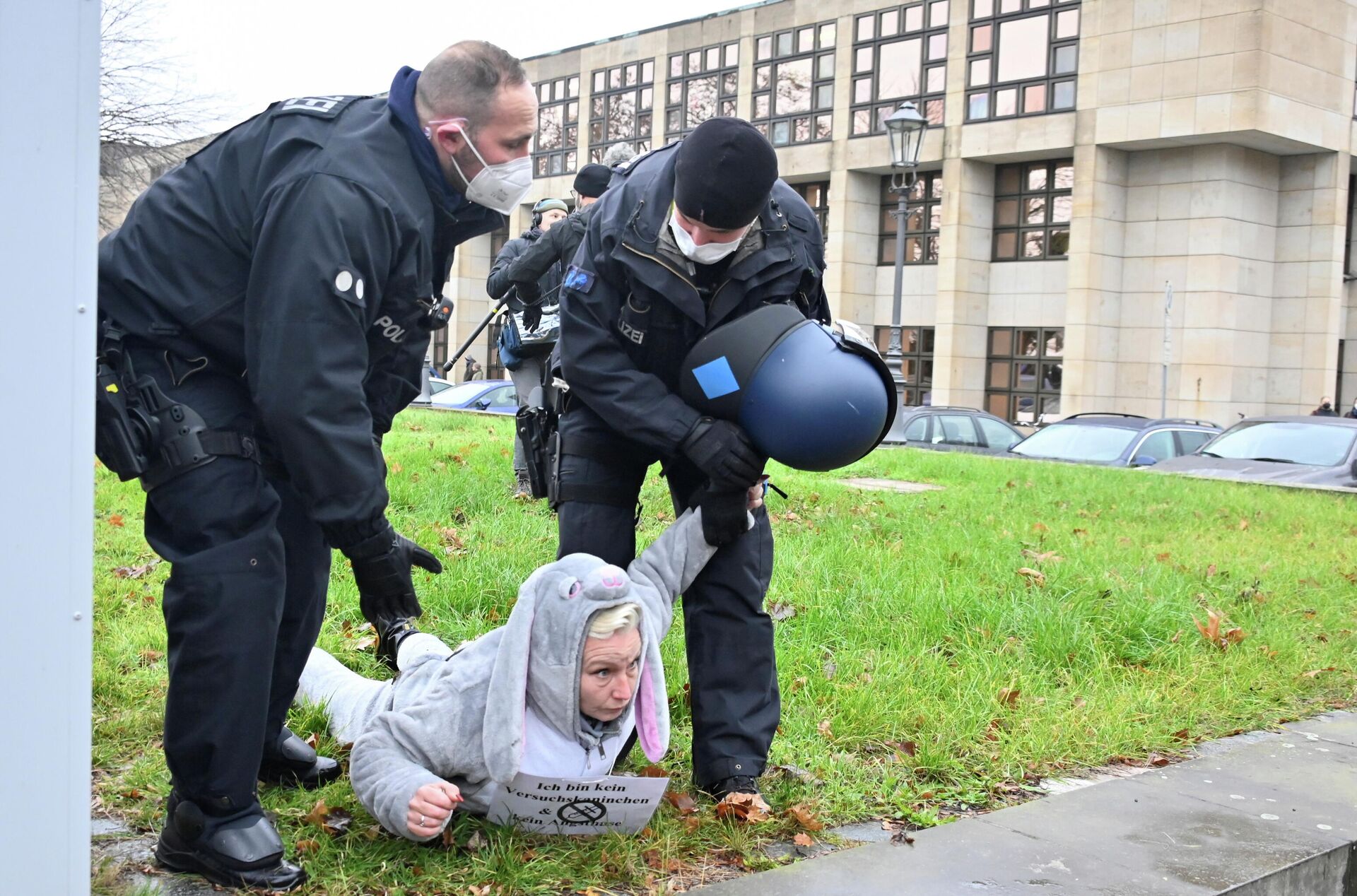 Police officers detain a demonstrator during a protest against government measures to curb the spread of the coronavirus disease (COVID-19) in Dresden, Germany, December 6, 2021 - Sputnik International, 1920, 31.12.2021