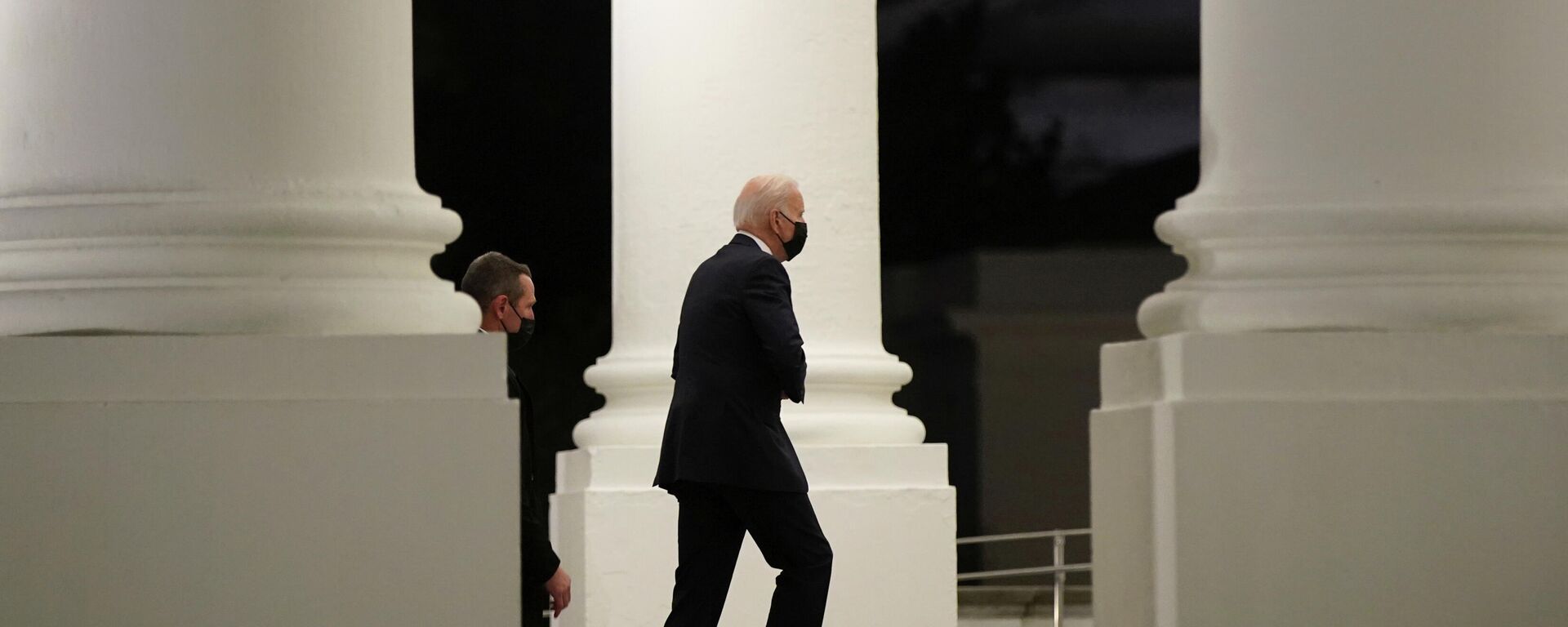 U.S. President Joe Biden arrives back at the White House from a dinner in Washington, U.S., December 3, 2021. - Sputnik International, 1920, 06.12.2021