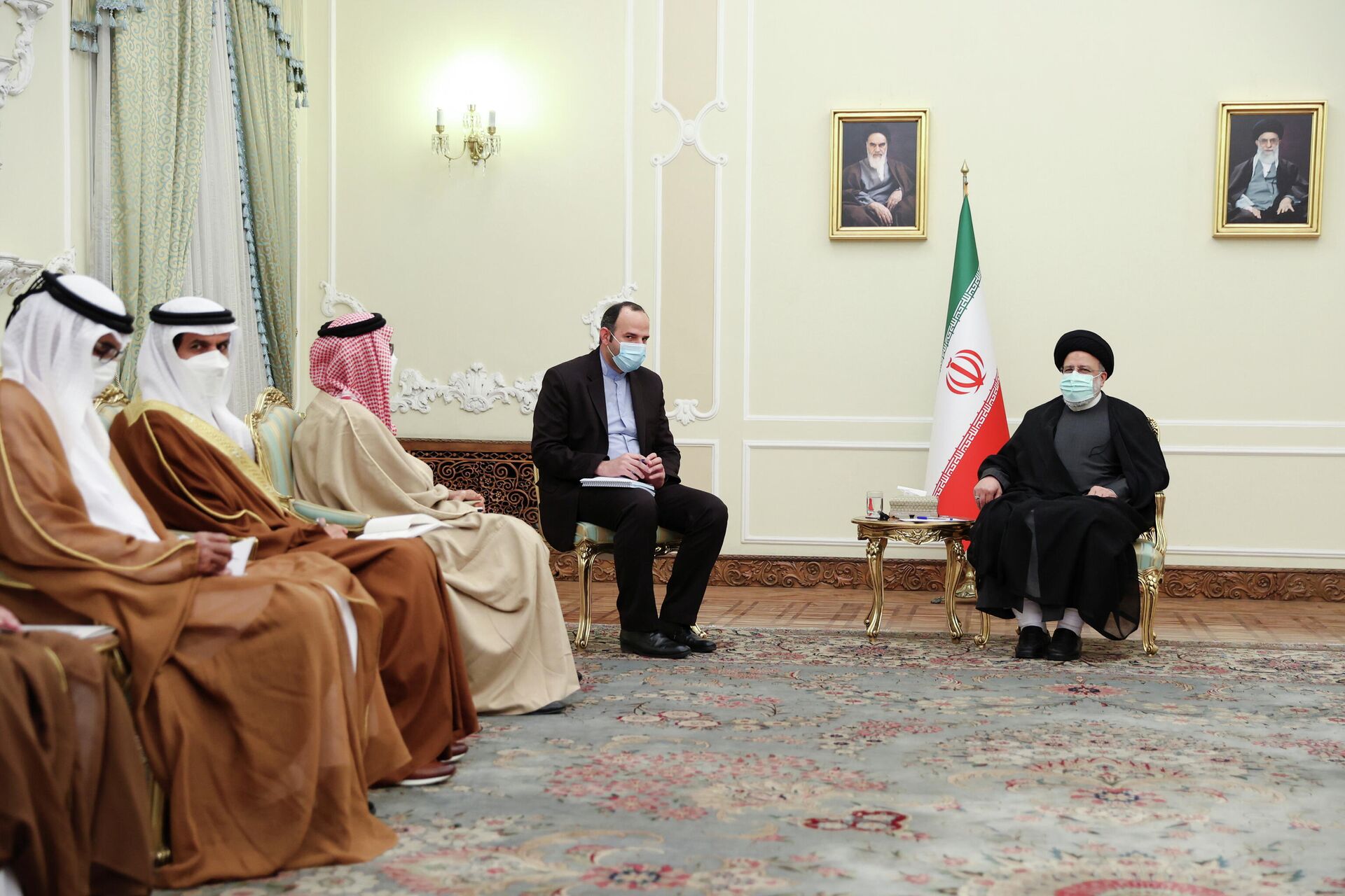 Iran's President Ebrahim Raisi meets with UAE's top national security adviser Sheikh Tahnoon bin Zayed Al Nahyan in Tehran, Iran, December 6, 2021. - Sputnik International, 1920, 08.12.2021