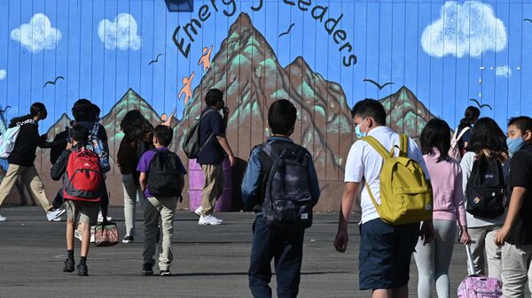 Students walk to their classrooms at a public middle school in Los Angeles, California, September 10, 2021 - Sputnik International