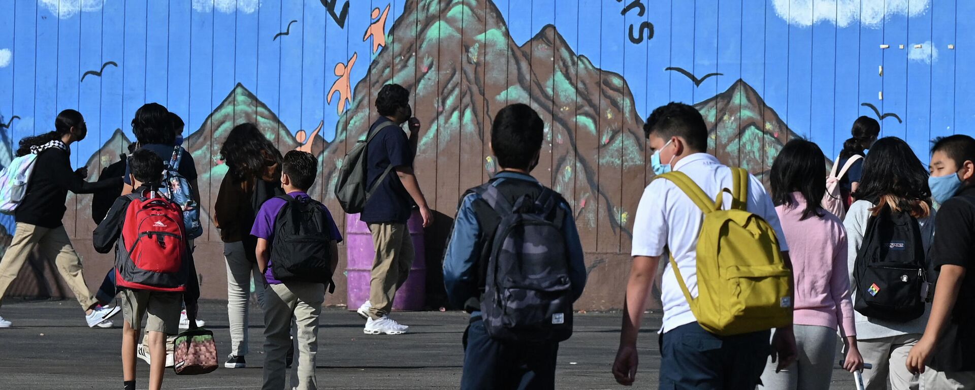 Students walk to their classrooms at a public middle school in Los Angeles, California, September 10, 2021 - Sputnik International, 1920, 07.12.2021