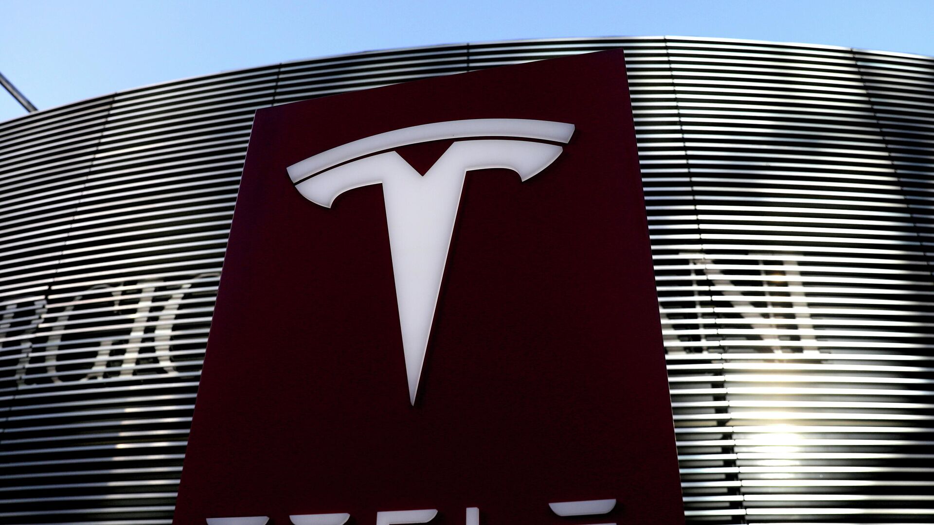A logo of the electric-vehicle maker Tesla is seen near a shopping complex in Beijing, China January 5, 2021. - Sputnik International, 1920, 07.12.2021