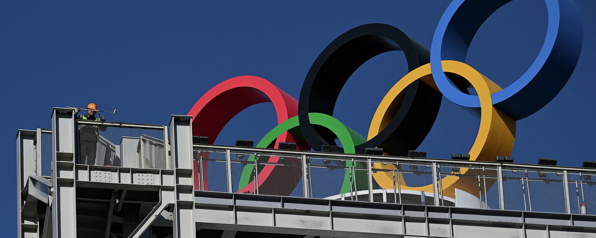 A worker paints a part of a building where the Olympic Rings are located in Shougang Park, one of the sites for the Beijing 2022 Winter Olympics, in December 1, 2021 - Sputnik International, 1920, 09.12.2021