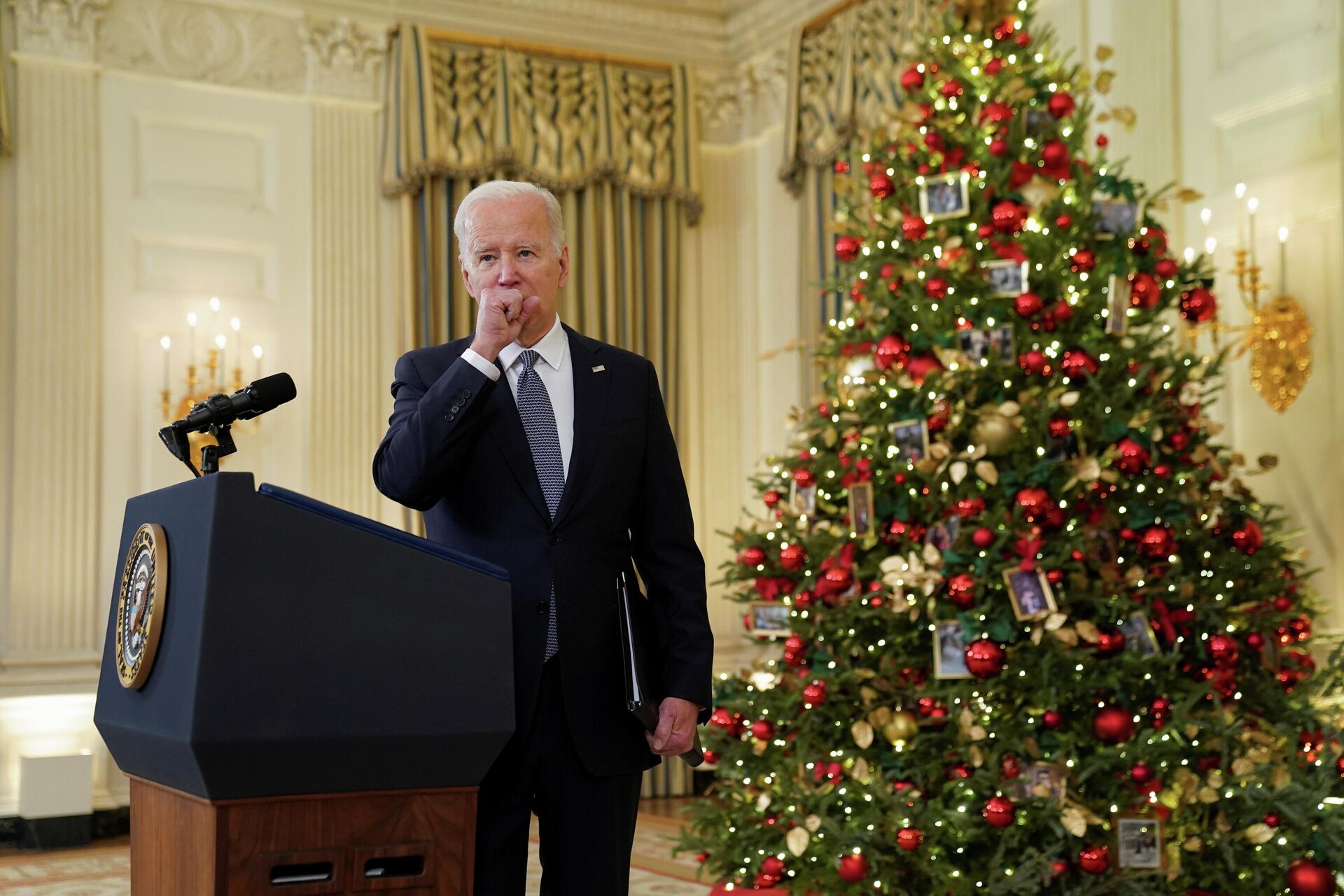U.S. President Joe Biden coughs as he delivers remarks on the November jobs report at the White House in Washington, U.S., December 3, 2021 - Sputnik International, 1920, 07.12.2021