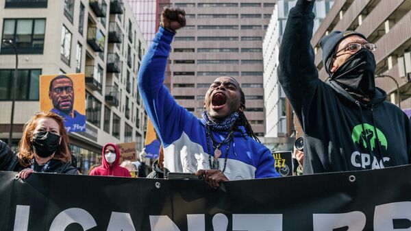 Cortez Rice (C) leads a chant during a rally in front of the Hennepin County Government Center on March 28, 2021 in Minneapolis, Minnesota - Sputnik International