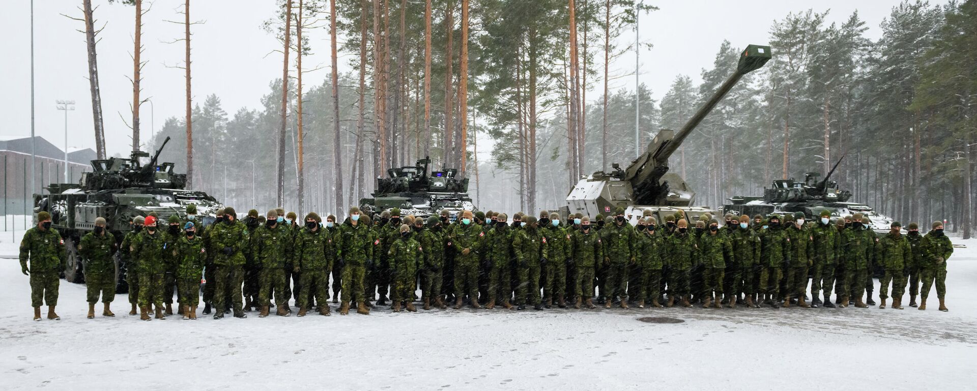 Canadian military troops stand guard for a picture at the Adazi military base, Latvia on November 29, 2021 - Sputnik International, 1920, 07.12.2021