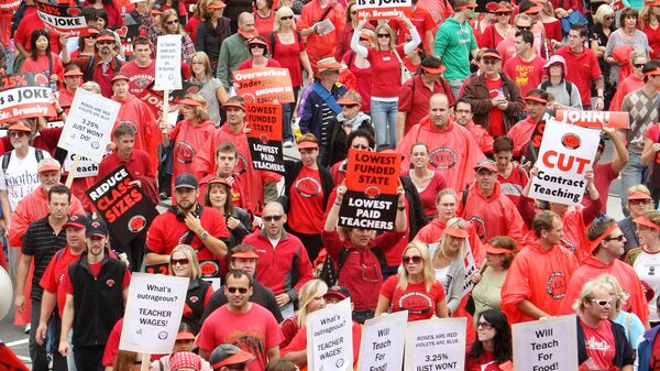 More than 10,000 teachers march to Parliament after attending a stopwork meeting in Melbourne in their campaign for a  pay rise (File) - Sputnik International