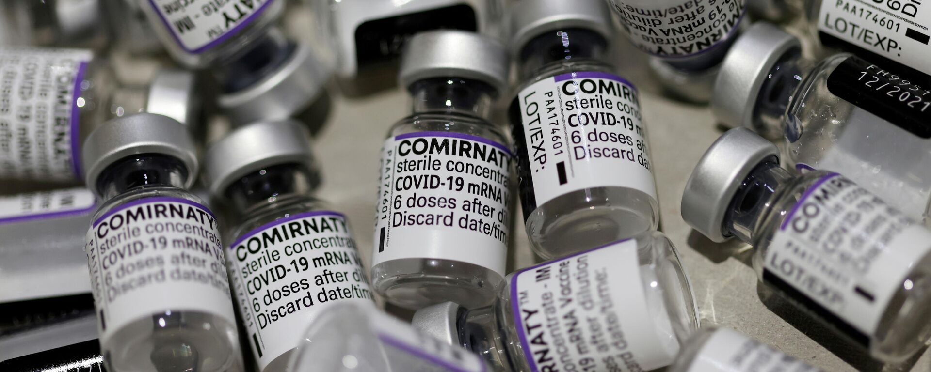 Empty vials of the Comirnaty Pfizer-BioNTech COVID-19 vaccine are seen at a coronavirus disease (COVID-19) vaccination center in Nice, France, November 23, 2021. - Sputnik International, 1920, 18.12.2021