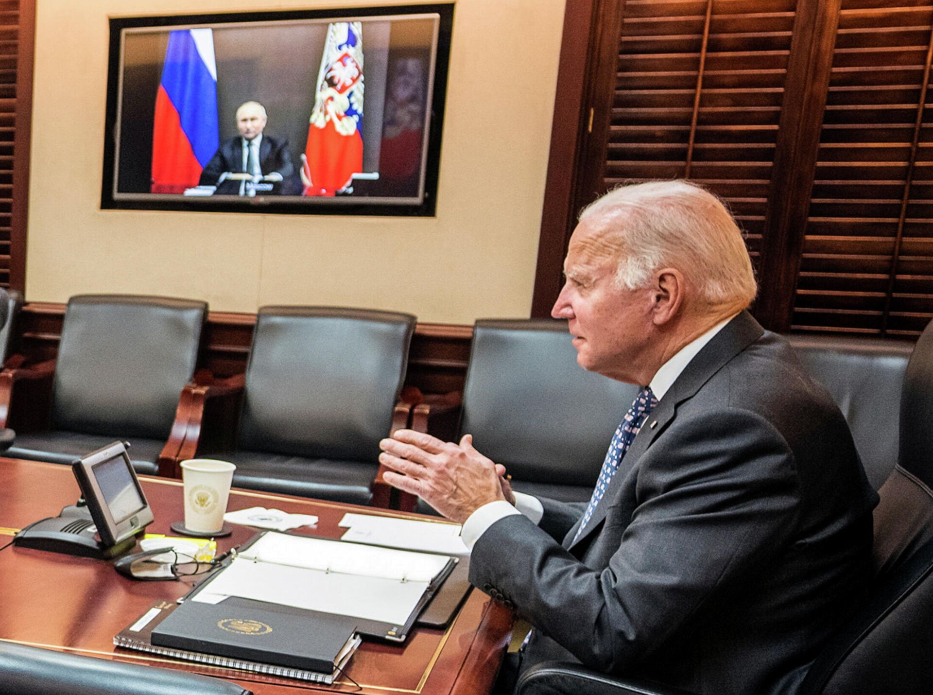 U.S. President Joe Biden holds virtual talks with Russia's President Vladimir Putin amid Western fears that Moscow plans to attack Ukraine, during a secure video call from the Situation Room at the White House in Washington, U.S., December 7, 2021. - Sputnik International, 1920, 22.12.2021