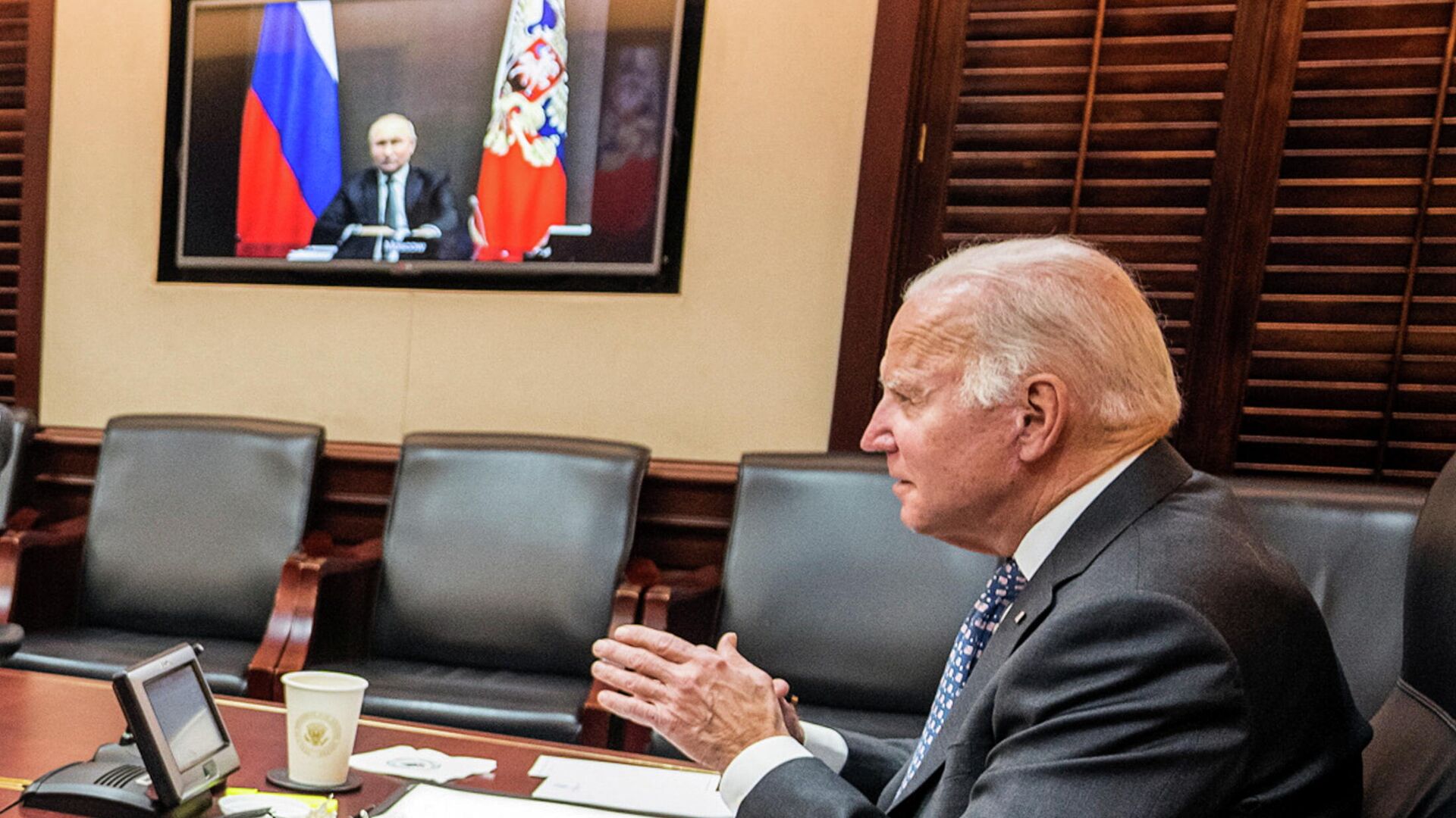 U.S. President Joe Biden holds virtual talks with Russia's President Vladimir Putin amid Western fears that Moscow plans to attack Ukraine, during a secure video call from the Situation Room at the White House in Washington, U.S., December 7, 2021. - Sputnik International, 1920, 01.01.2022