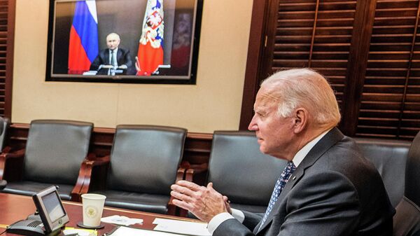 U.S. President Joe Biden holds virtual talks with Russia's President Vladimir Putin amid Western fears that Moscow plans to attack Ukraine, during a secure video call from the Situation Room at the White House in Washington, U.S., December 7, 2021. - Sputnik International
