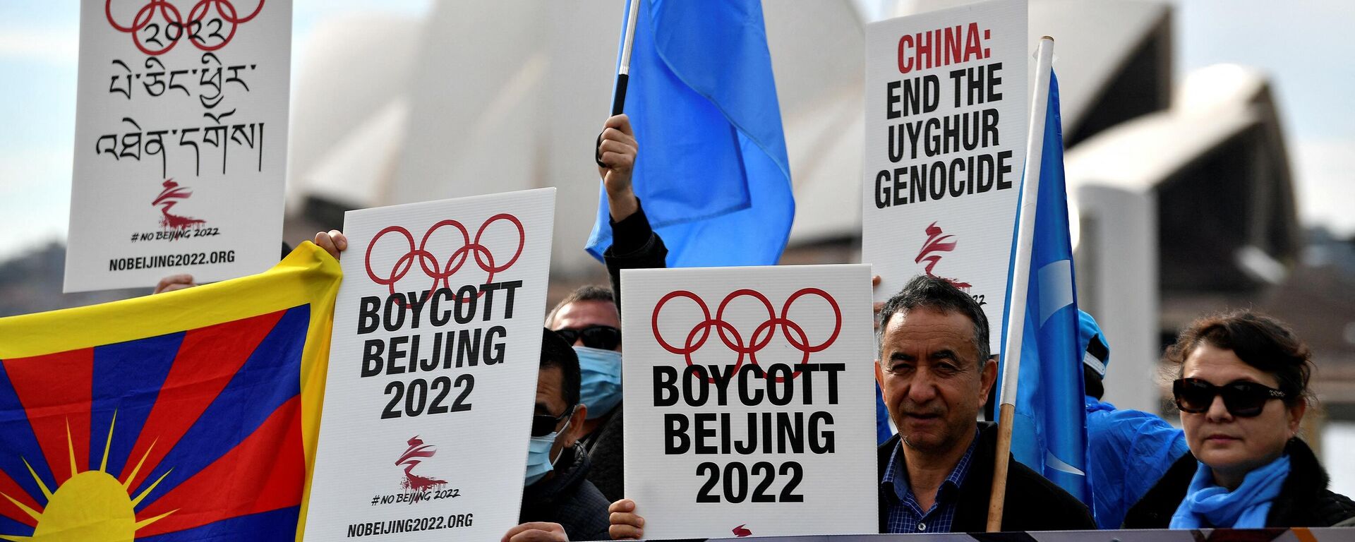 (FILES) In this file photo taken on June 23, 2021 protesters hold up placards and banners as they attend a demonstration in Sydney to call on the Australian government to boycott the 2022 Beijing Winter Olympics over China's human rights record. - Sputnik International, 1920, 08.12.2021