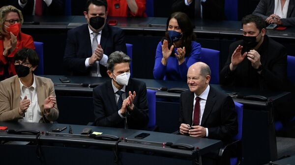 Designated German Chancellor Olaf Scholz (first row, R) is applauded after he was elected as the country's next Chancellor during a session at the Bundestag (lower house of parliament) in Berlin on December 8, 2021. - Sputnik International