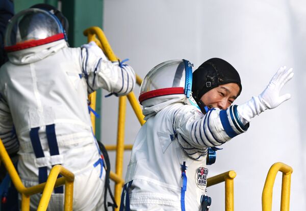 Japanese space tourist Yusaku Maezawa waves to the public as he climbs the Soyuz-2.1a rocket before the launch to the ISS.  - Sputnik International