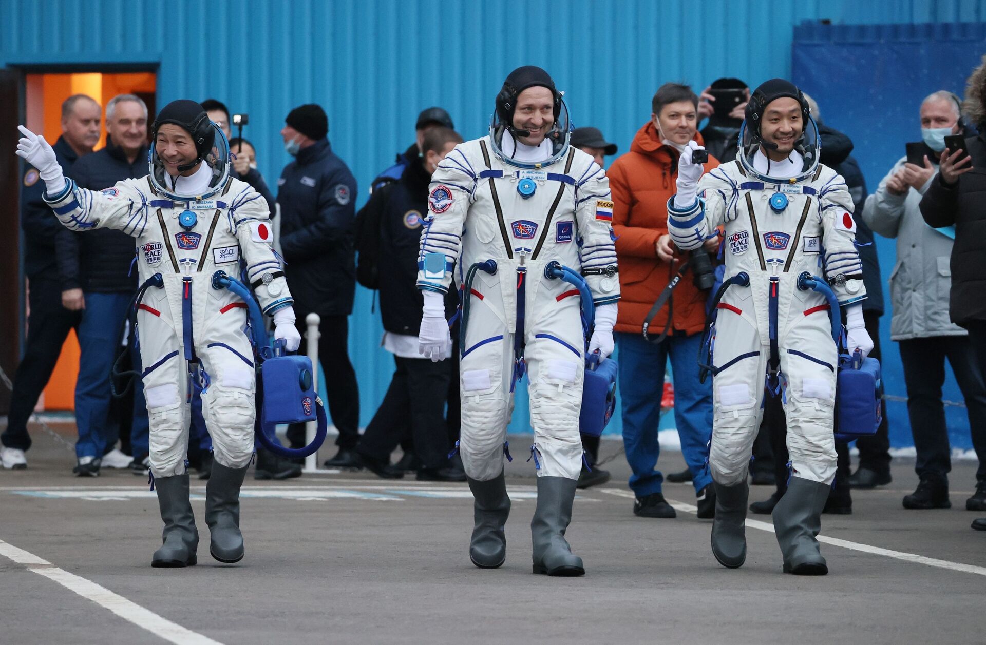 Roscosmos cosmonaut Alexander Misurkin (C) and space tourists, Japanese entrepreneur Yusaku Maezawa and his production assistant Yozo Hirano, walk before departing for their launch to the International Space Station (ISS) - Sputnik International, 1920, 20.12.2021