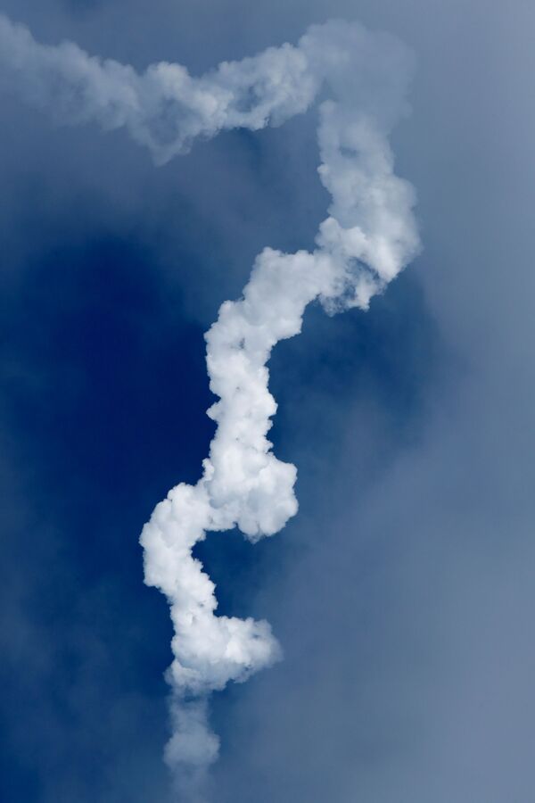 Column of smoke seen in the sky after the Soyuz MS-20 spacecraft carrying Roscosmos cosmonaut Alexander Misurkin, space flight participant Japanese entrepreneur Yusaku Maezawa and his production assistant Yozo Hirano, blasted off to the International Space Station. - Sputnik International