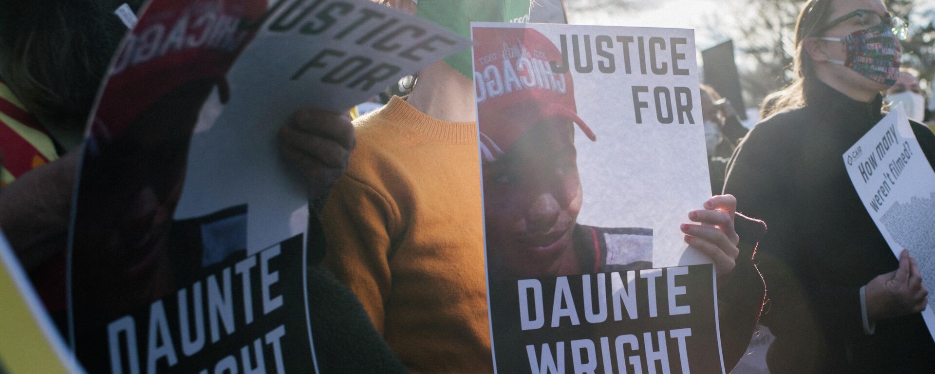 People hold signs of Daunte Wright during a demonstration on April 17, 2021 in Stillwater, Minnesota. People rallied in front of Washington County Attorney Pete Orputs home demanding murder charges be brought against former officer Kimberly Potter in the death of Daunte Wright. Protests and demonstrations continue around Minneapolis and near the Brooklyn Center following the fatal shooting of 20-year-old Daunte Wright by Brooklyn Center police officer Kimberly Potter. - Sputnik International, 1920, 08.12.2021