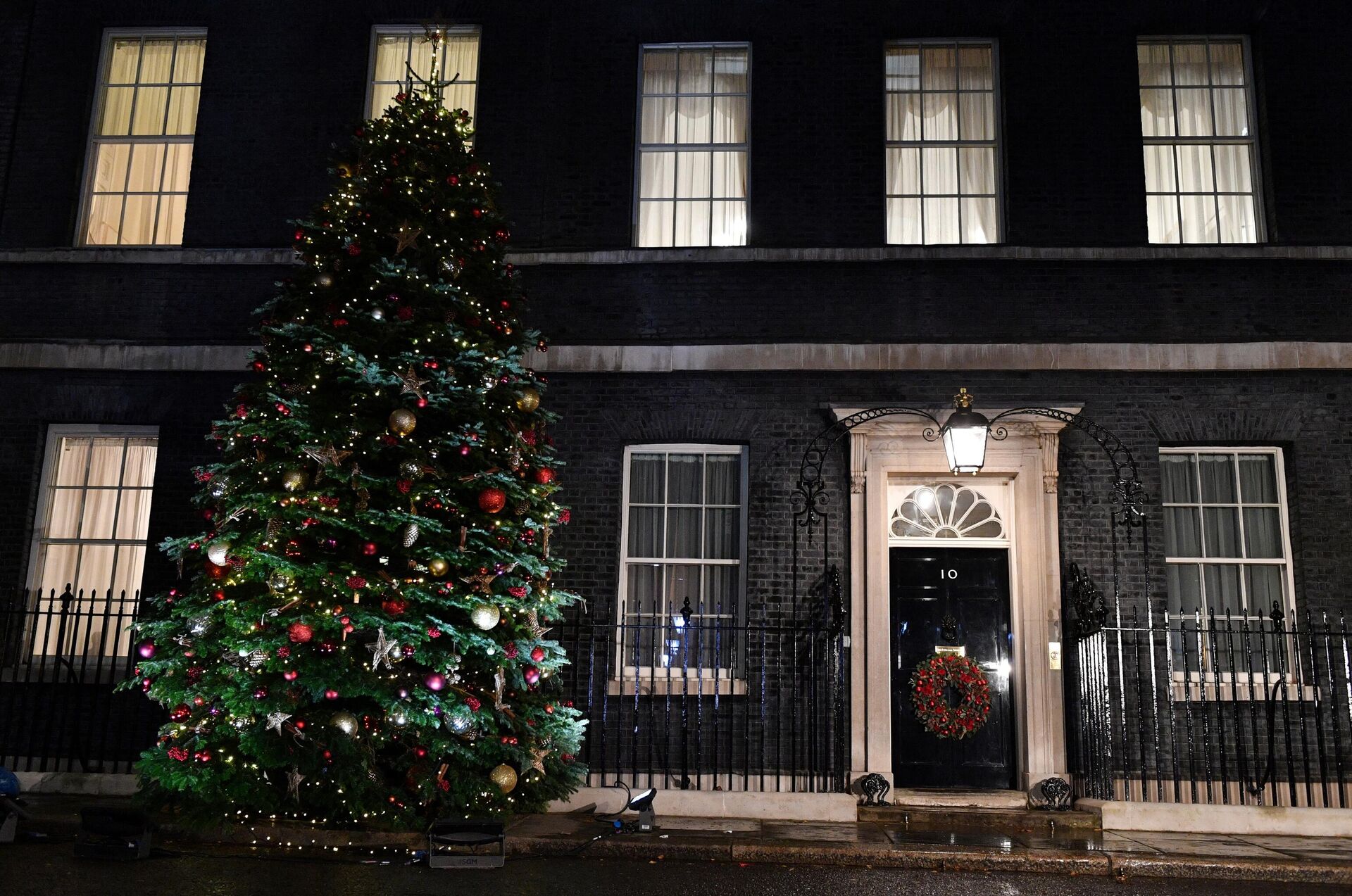 The annual Downing Street Christmas tree is pictured outside 10 Downing Street, in central London on December 1, 2021. (Photo by JUSTIN TALLIS / AFP) - Sputnik International, 1920, 10.12.2021