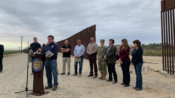 Arizona Governor Doug Ducey speaking near the US-Mexico border on December 7, 2021. - Sputnik International