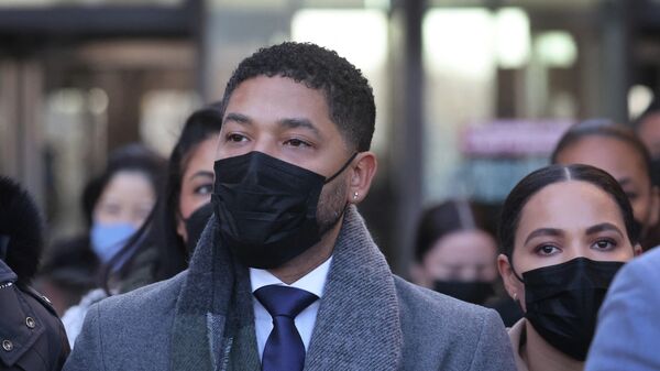 Former Empire actor Jussie Smollett leaves the Leighton Criminal Courts Building as the jury begins deliberation during his trial on December 8, 2021 in Chicago, Illinois. - Sputnik International
