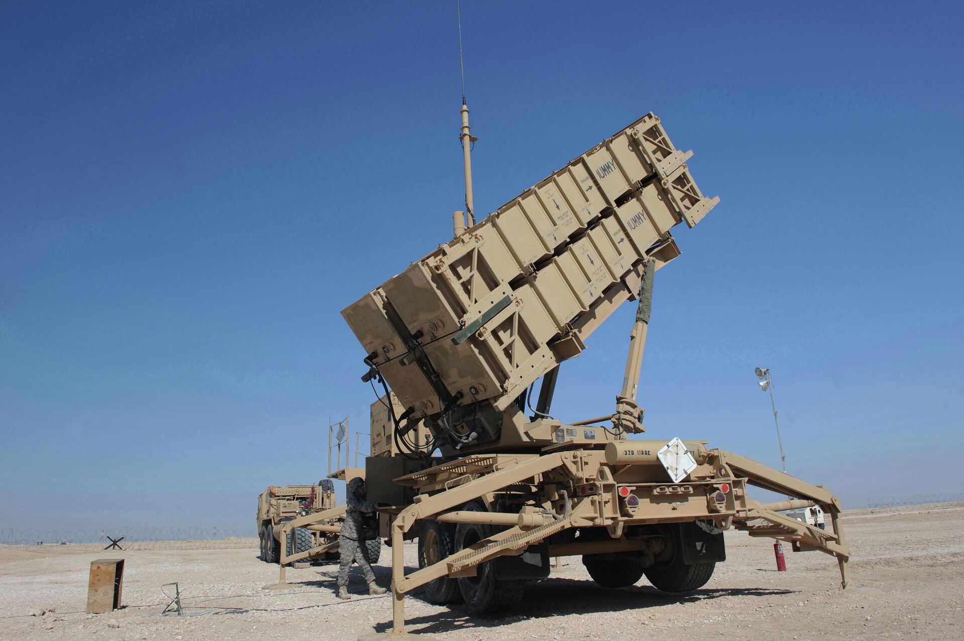 Army Spc. Timothy Jones operates a Patriot missile battery in Southwest Asia, Feb. 8, 2010. The Defense Department announced Oct. 11, 2019, that it will deploy two Patriot missile batteries to Saudi Arabia. - Sputnik International, 1920, 06.10.2022