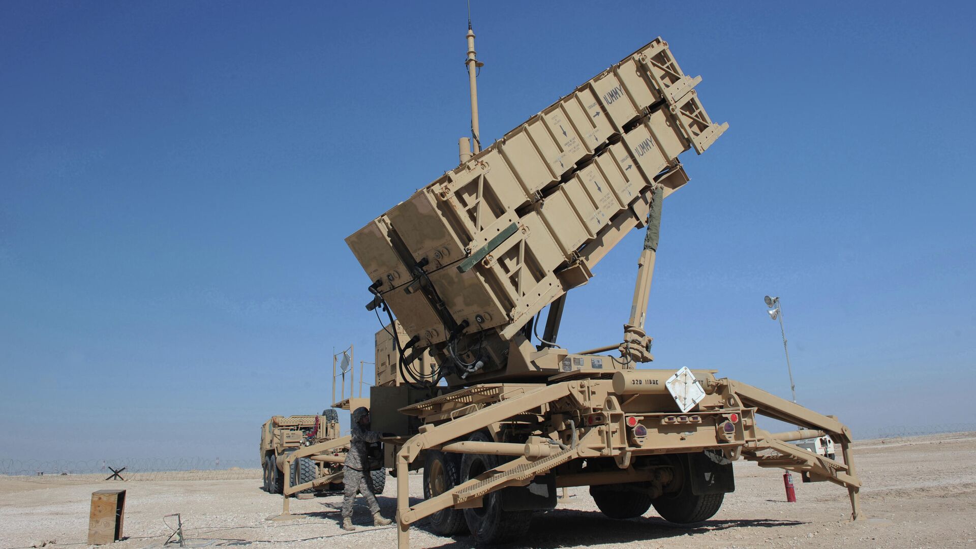 Army Spc. Timothy Jones operates a Patriot missile battery in Southwest Asia, Feb. 8, 2010. The Defense Department announced Oct. 11, 2019, that it will deploy two Patriot missile batteries to Saudi Arabia. - Sputnik International, 1920, 21.03.2022