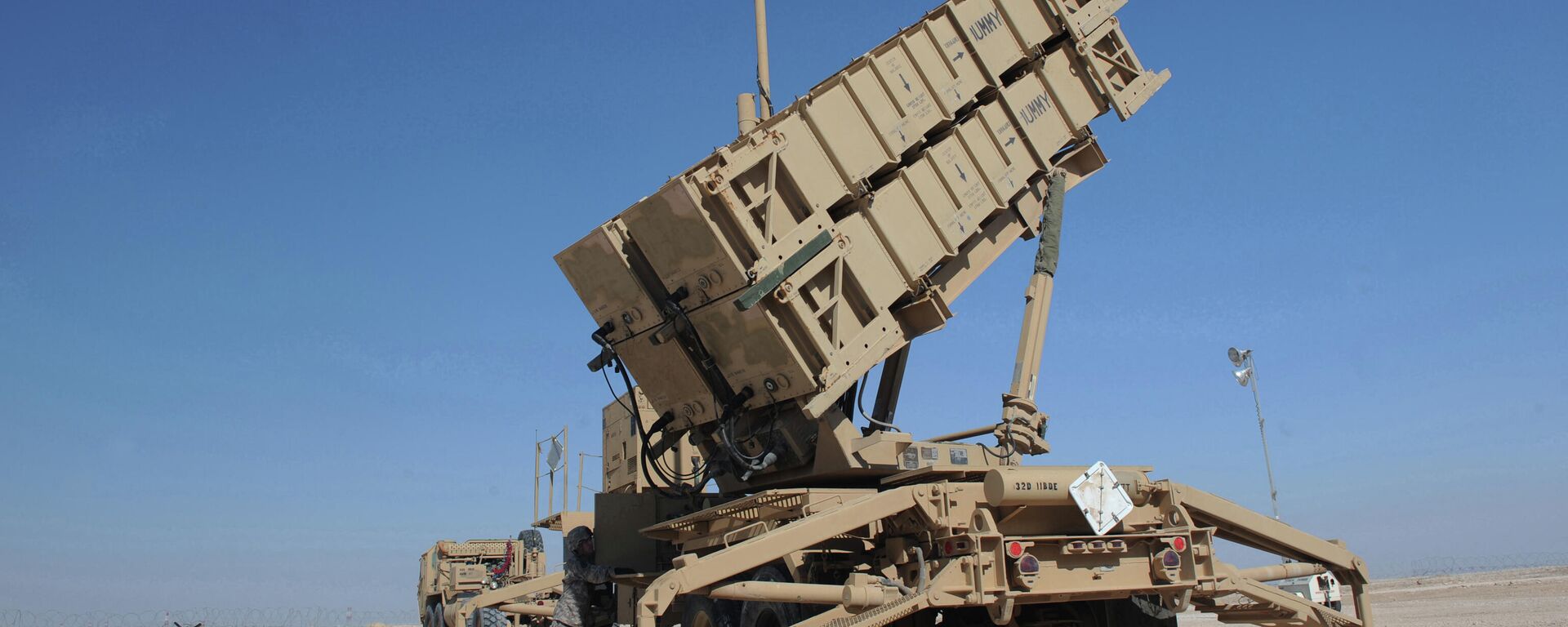 Army Spc. Timothy Jones operates a Patriot missile battery in Southwest Asia, Feb. 8, 2010. The Defense Department announced Oct. 11, 2019, that it will deploy two Patriot missile batteries to Saudi Arabia. - Sputnik International, 1920, 26.06.2022