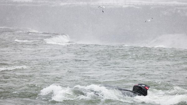 A car is submerged in rapids near the edge of American Falls in Niagara Falls, New York, U.S. - Sputnik International