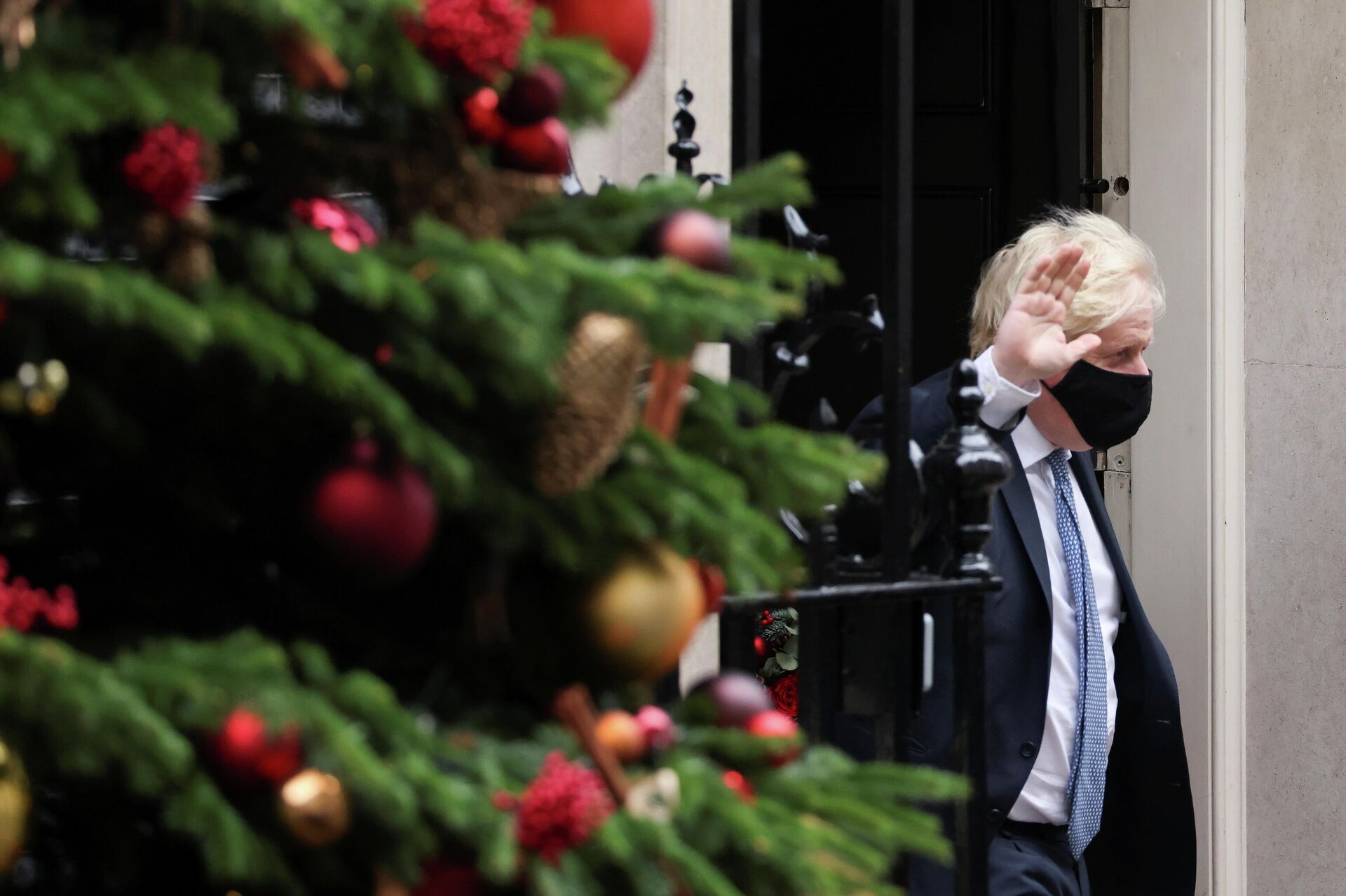 Britain's Prime Minister Boris Johnson waves outside Downing Street in London, Britain, December 8, 2021.  - Sputnik International, 1920, 12.12.2021