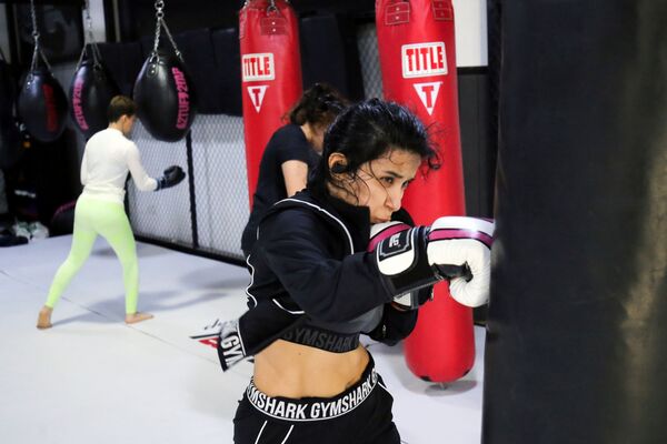 A Saudi girl exercises during her training session in the Fight Club gym in Riyadh, Saudi Arabia, 8 December 2021. - Sputnik International