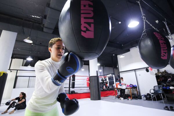 A Saudi girl exercises during her training session at the Fight Club gym in Riyadh, Saudi Arabia, 8 December 2021. - Sputnik International