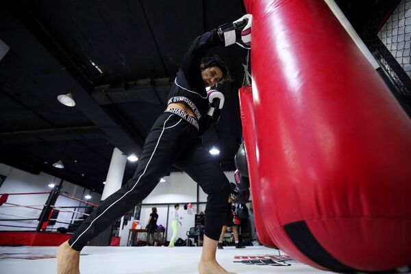 A Saudi girl trains with a punching bag during her training session at the Fight Club gym in Riyadh, Saudi Arabia, 8 December 2021. - Sputnik International