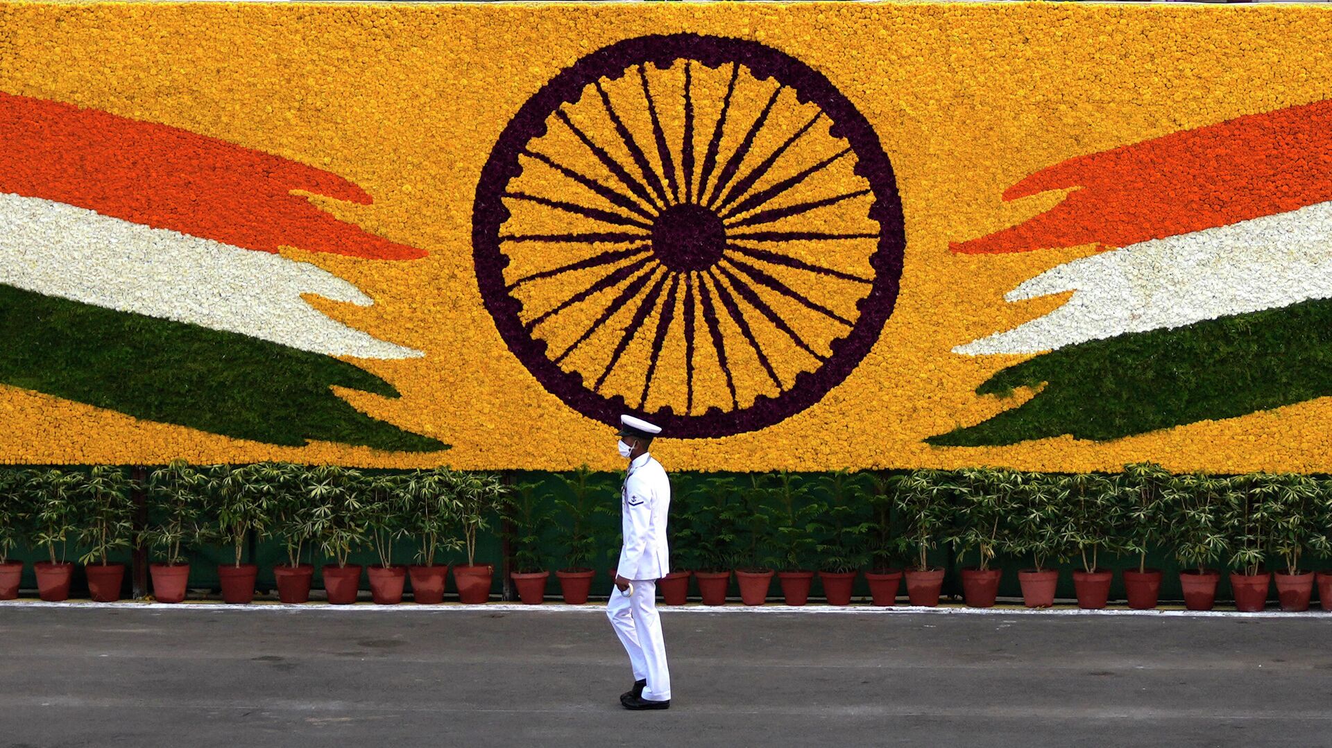 An Indian navy sailor walks past the national flag emblem during Independence Day celebrations at the historic 17th century Red Fort in New Delhi, India, Sunday, Aug. 15, 2021 - Sputnik International, 1920, 09.12.2021