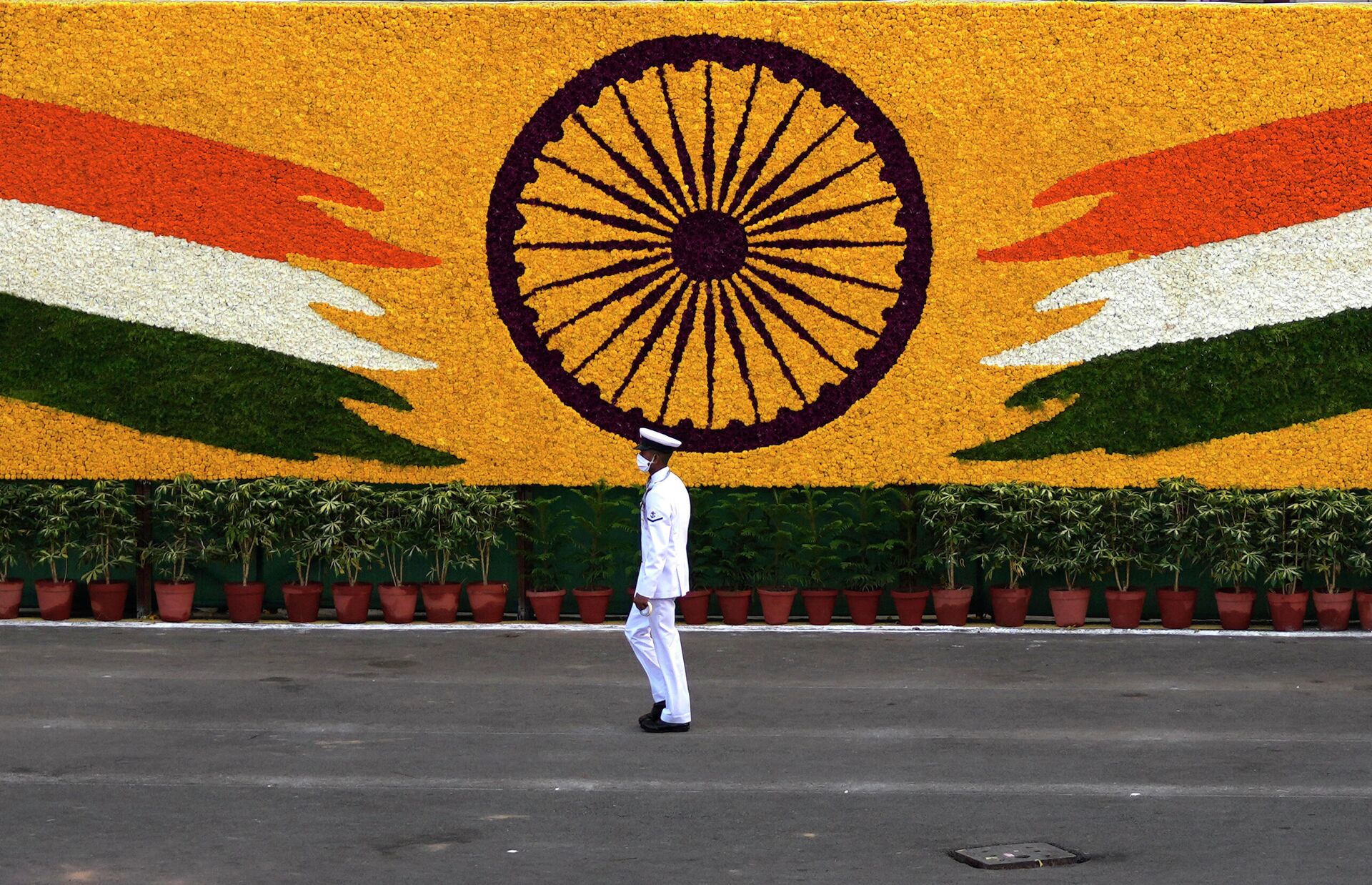 An Indian navy sailor walks past the national flag emblem during Independence Day celebrations at the historic 17th century Red Fort in New Delhi, India, Sunday, Aug. 15, 2021 - Sputnik International, 1920, 22.04.2022
