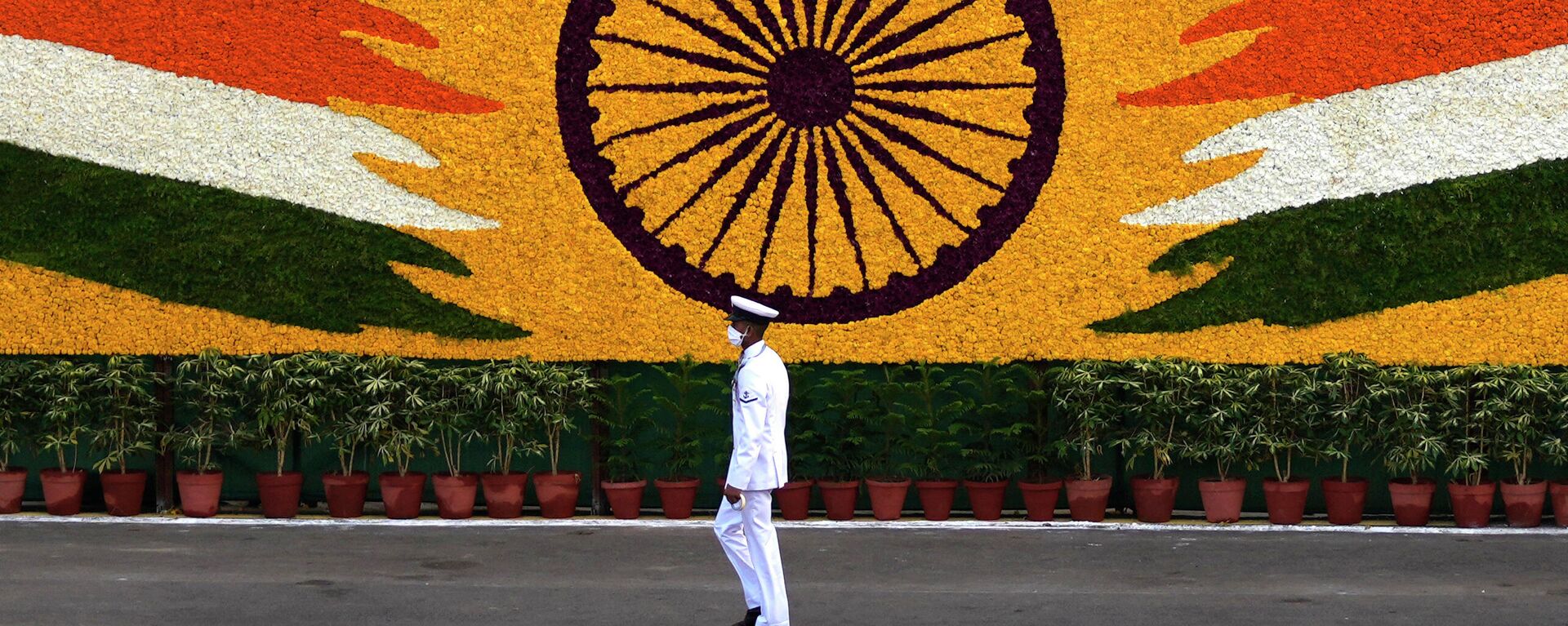 An Indian navy sailor walks past the national flag emblem during Independence Day celebrations at the historic 17th century Red Fort in New Delhi, India, Sunday, Aug. 15, 2021 - Sputnik International, 1920, 22.09.2022