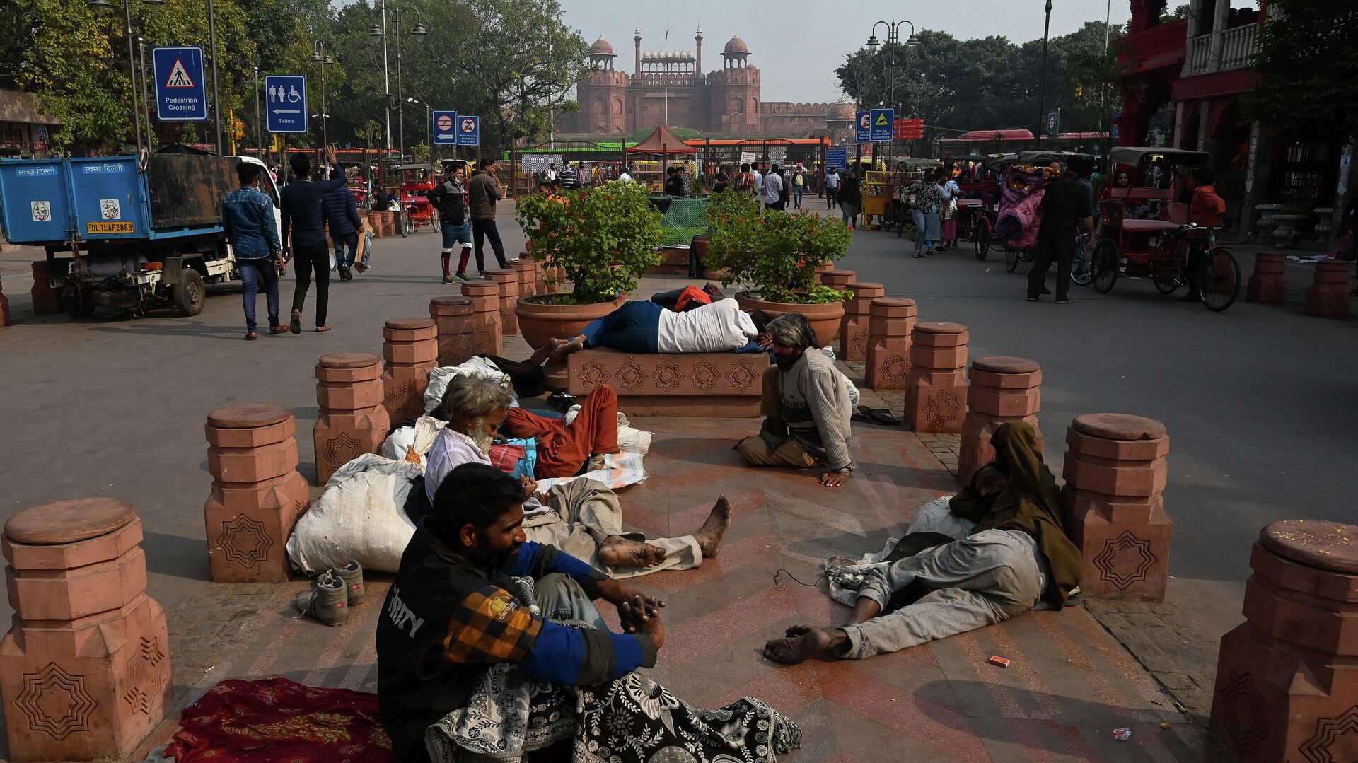 Homeless people rest along a street near the Red Fort in New Delhi on November 25, 2021 - Sputnik International, 1920, 09.12.2021