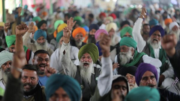 Farmers shout slogans as they attend ongoing speeches at the Singhu border protest site near the Delhi-Haryana border, India, December 9, 2021.  - Sputnik International