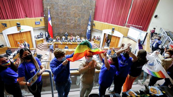 People react during a session of the Senate to approve a same-sex marriage bill in Valparaiso, Chile  December 7, 2021 - Sputnik International