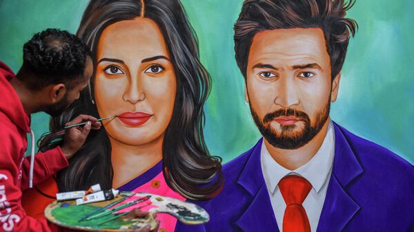 An artist gives final touches to an oil painting of Indian Bollywood actors Vicky Kaushal and Katrina Kaif in his studio in Amritsar on December 9, 2021 which he plans to send as a wedding present to the couple - Sputnik International