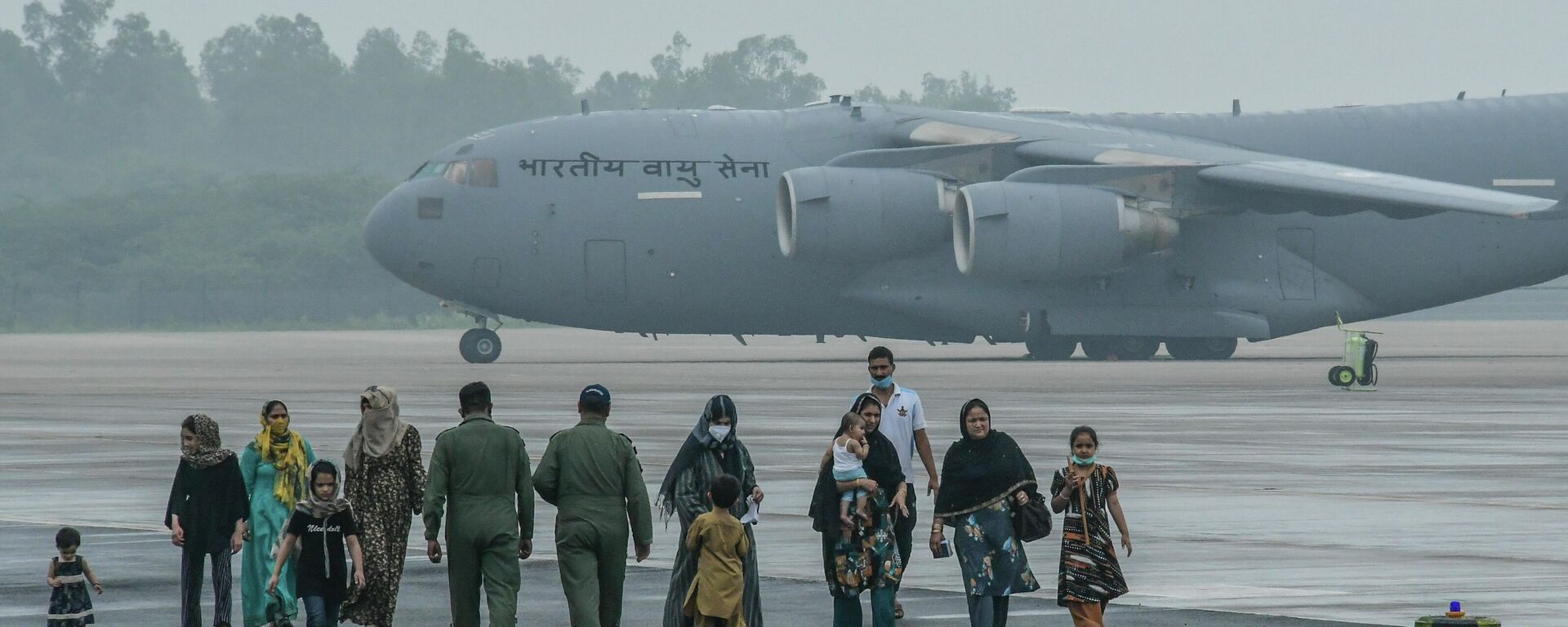 People evacuated from Kabul arrive at Hindon Air force base near New Delhi, India. Sunday, Aug. 22, 2021 - Sputnik International, 1920, 15.01.2022