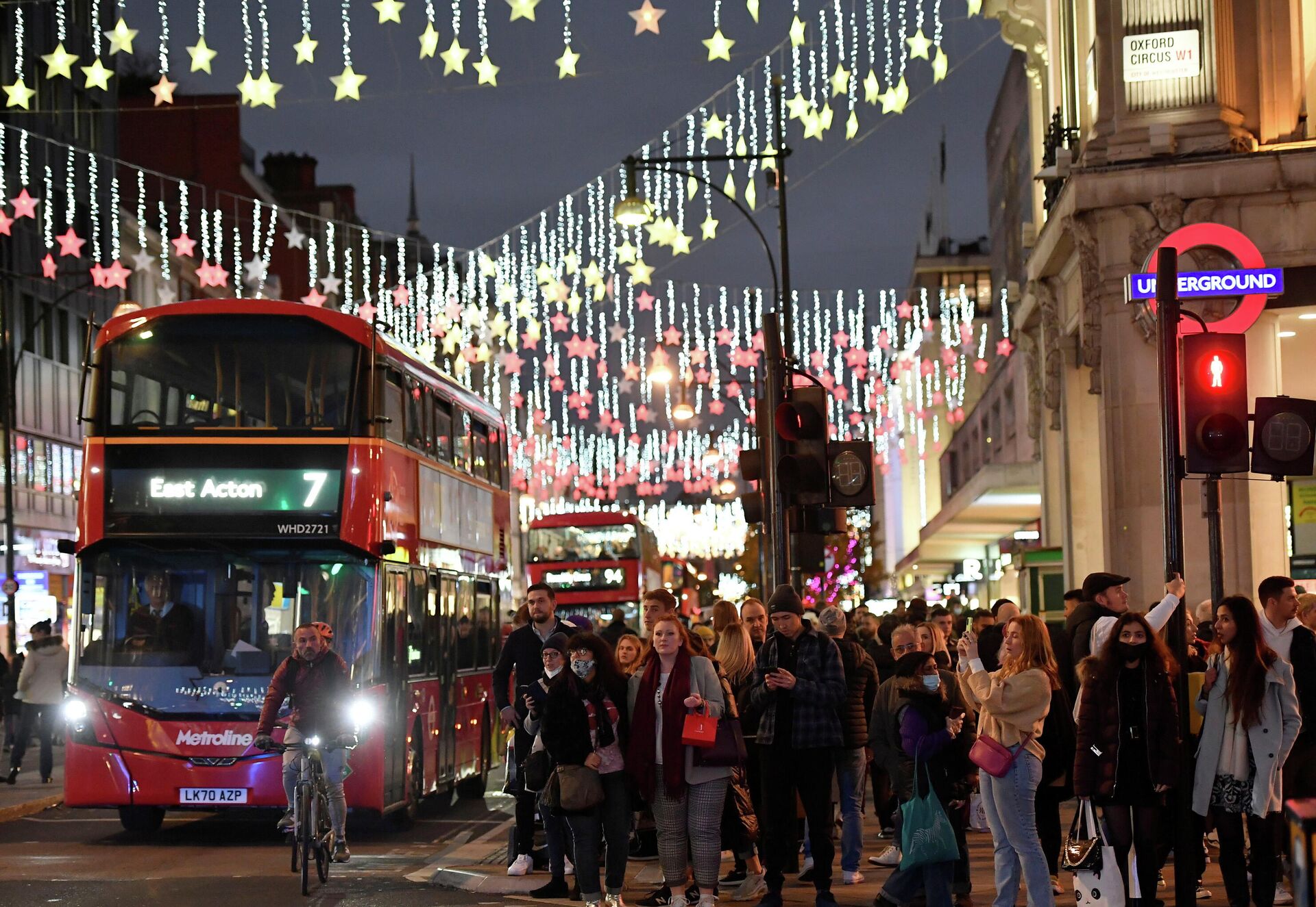 Bus passengers and shoppers view a Christmas light display along Oxford Street, London, Britain, November 20, 2021 - Sputnik International, 1920, 11.12.2021